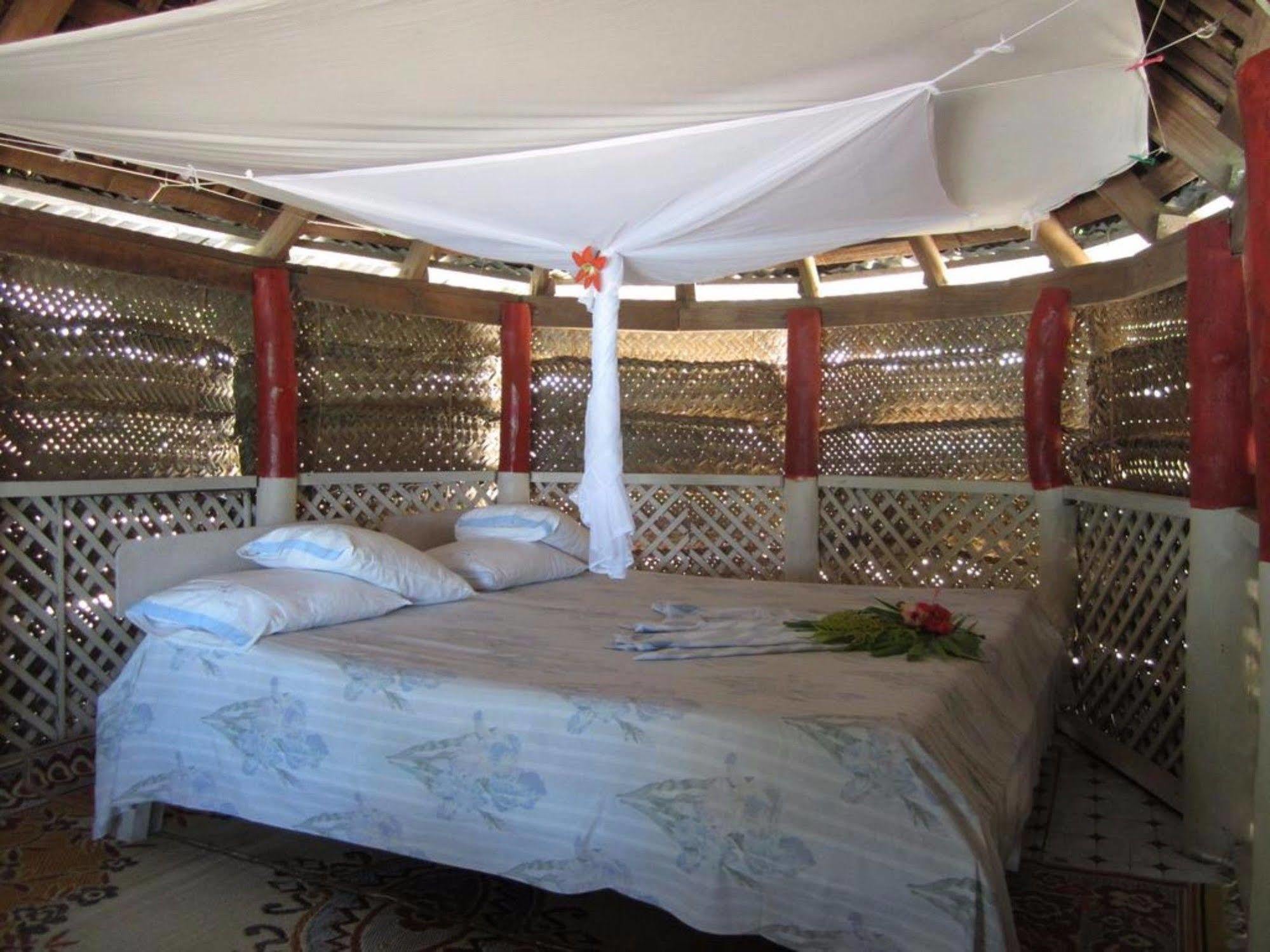 Vacations Beach Fale Hotel Manase ภายนอก รูปภาพ