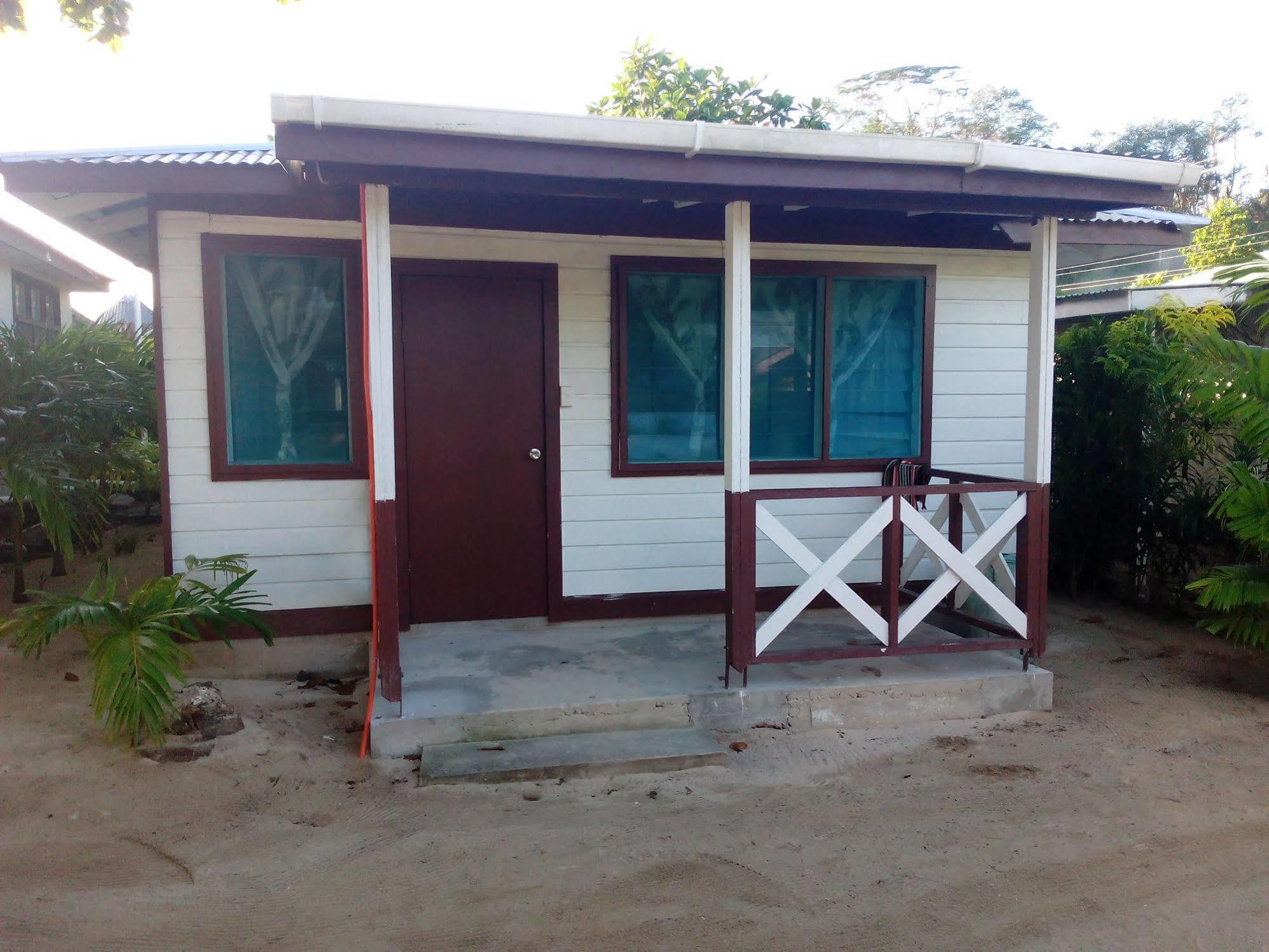Vacations Beach Fale Hotel Manase ภายนอก รูปภาพ