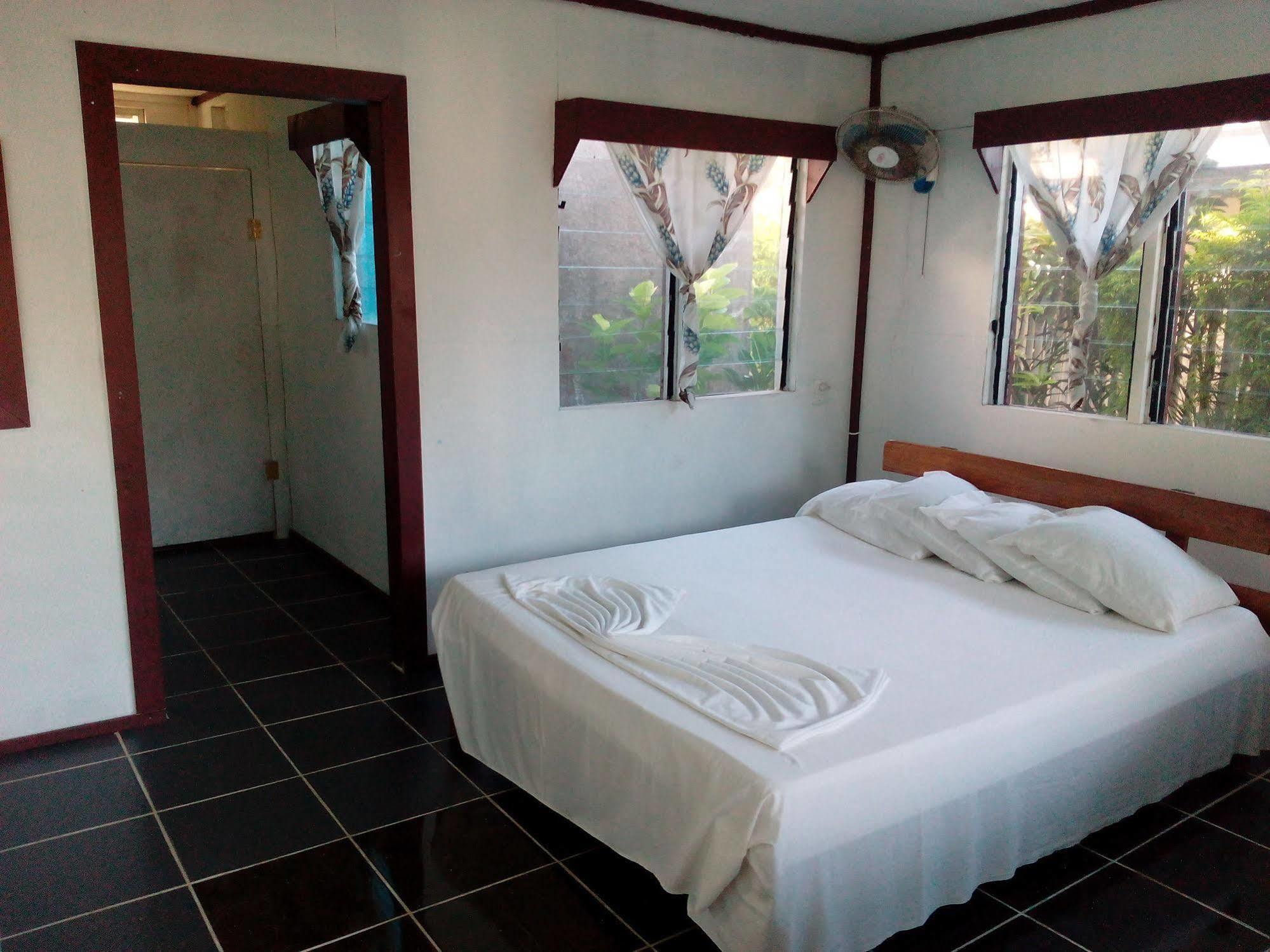 Vacations Beach Fale Hotel Manase ภายนอก รูปภาพ